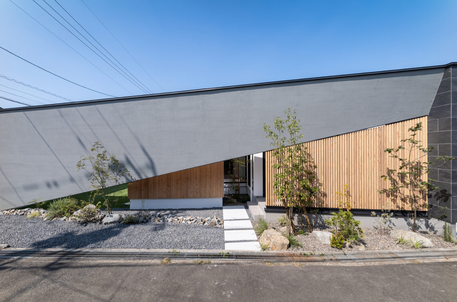 街の喧騒を美しく遮るコートハウス。光と緑に包まれるカーテンレスの平屋 写真