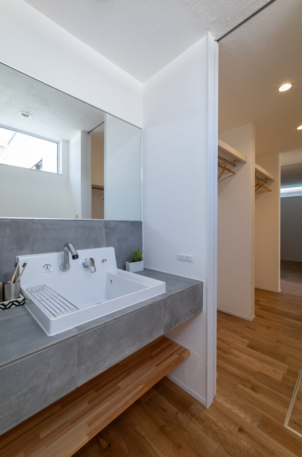 街の喧騒を美しく遮るコートハウス。光と緑に包まれるカーテンレスの平屋 写真