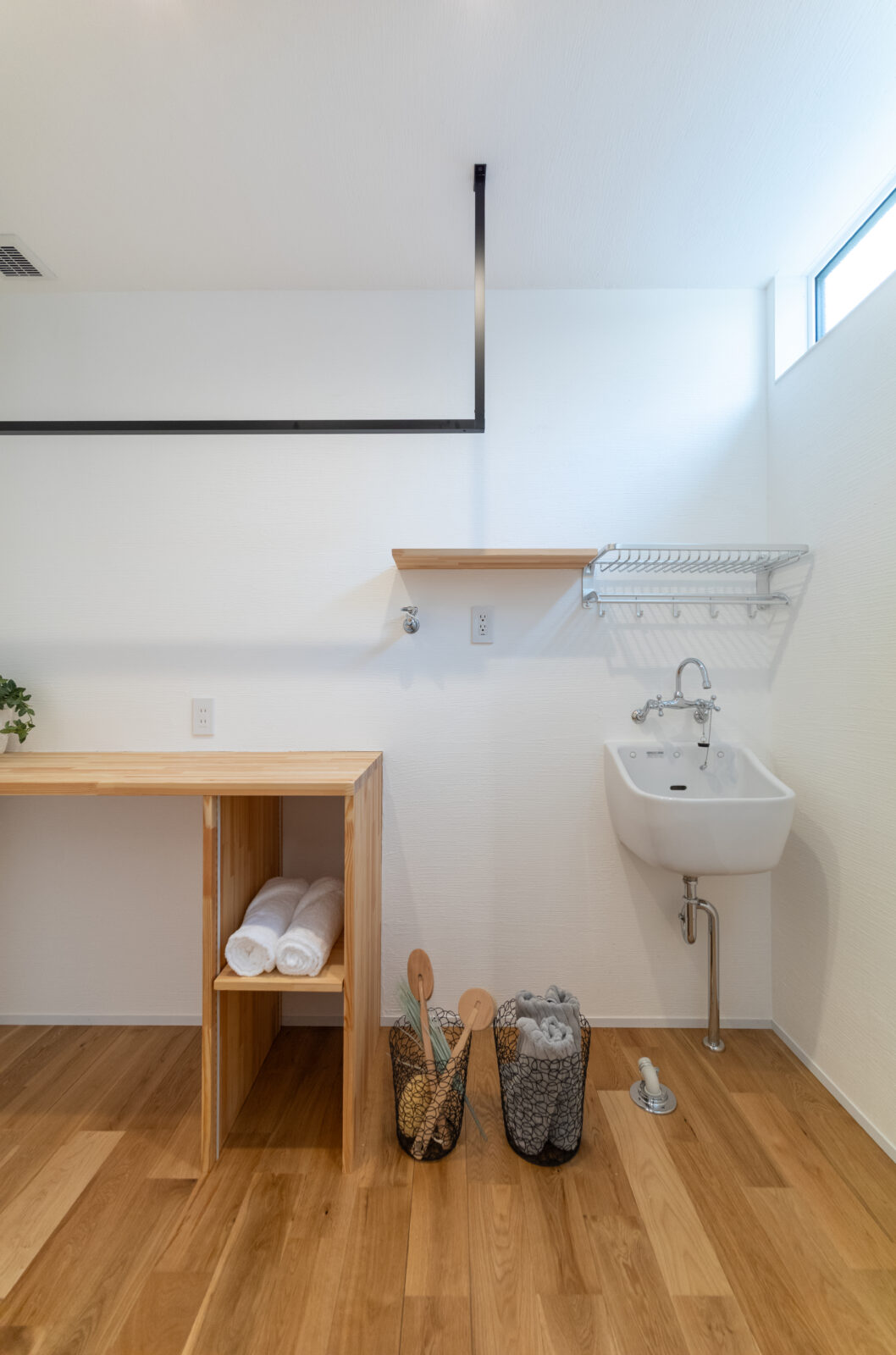 街の喧騒を美しく遮るコートハウス。光と緑に包まれるカーテンレスの平屋 写真