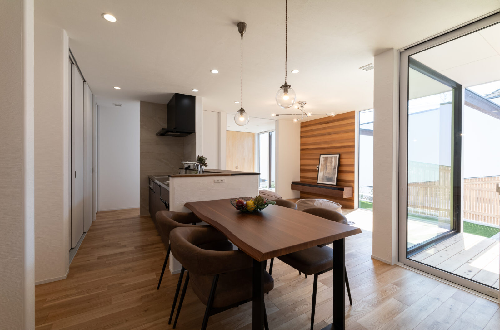 街の喧騒を美しく遮るコートハウス。光と緑に包まれるカーテンレスの平屋 写真