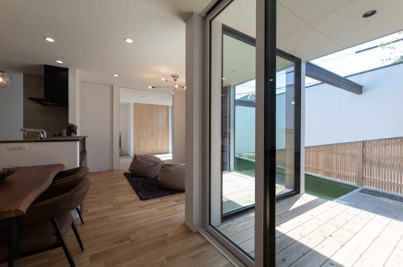 街の喧騒を美しく遮るコートハウス。光と緑に包まれるカーテンレスの平屋 写真