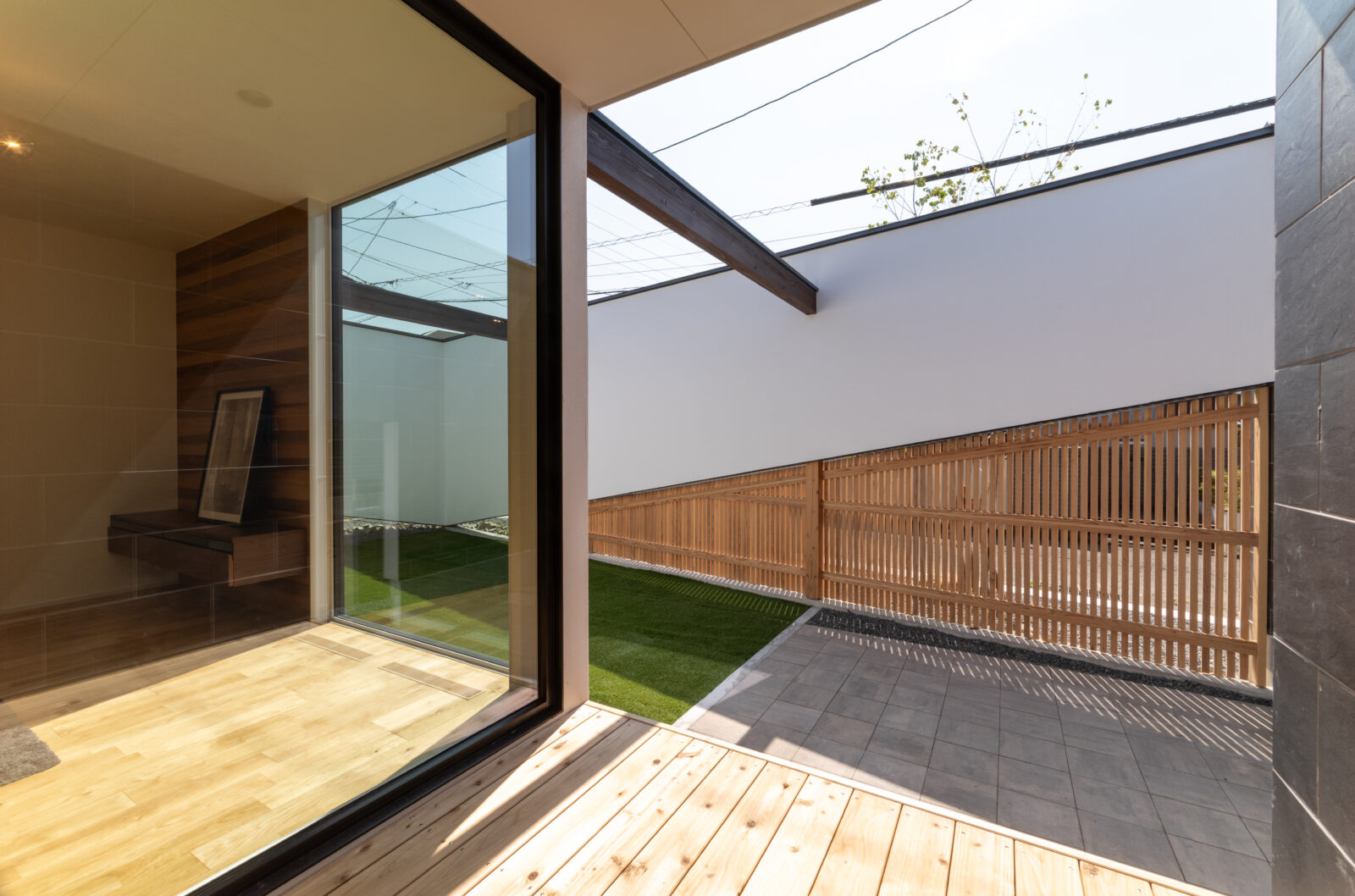 街の喧騒を美しく遮るコートハウス。光と緑に包まれるカーテンレスの平屋 写真