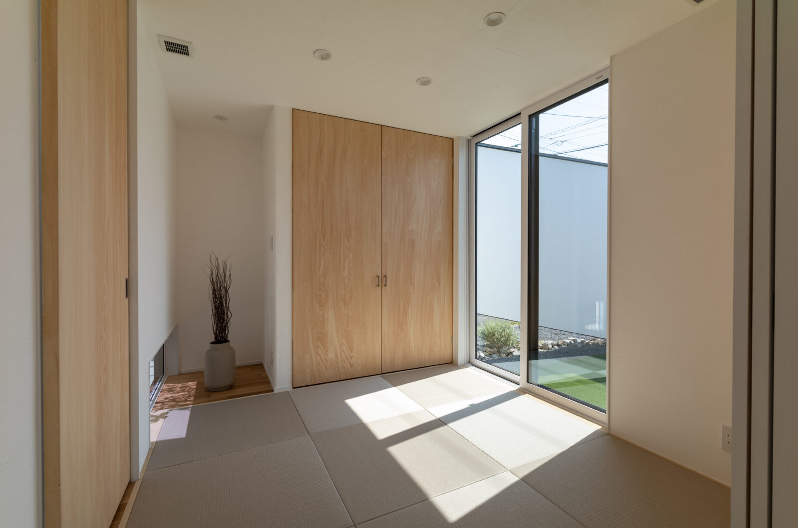 街の喧騒を美しく遮るコートハウス。光と緑に包まれるカーテンレスの平屋 写真