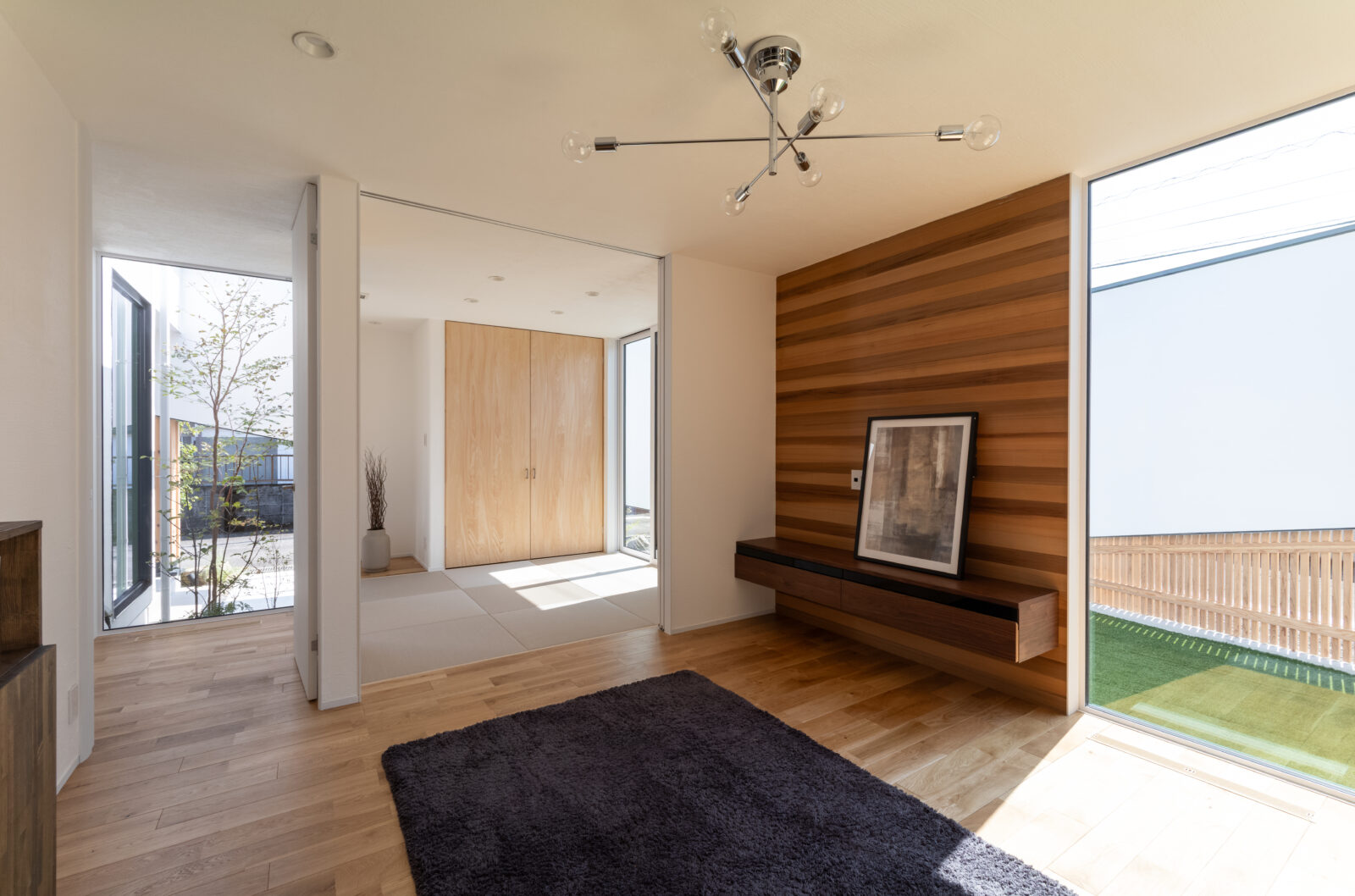 街の喧騒を美しく遮るコートハウス。光と緑に包まれるカーテンレスの平屋 写真