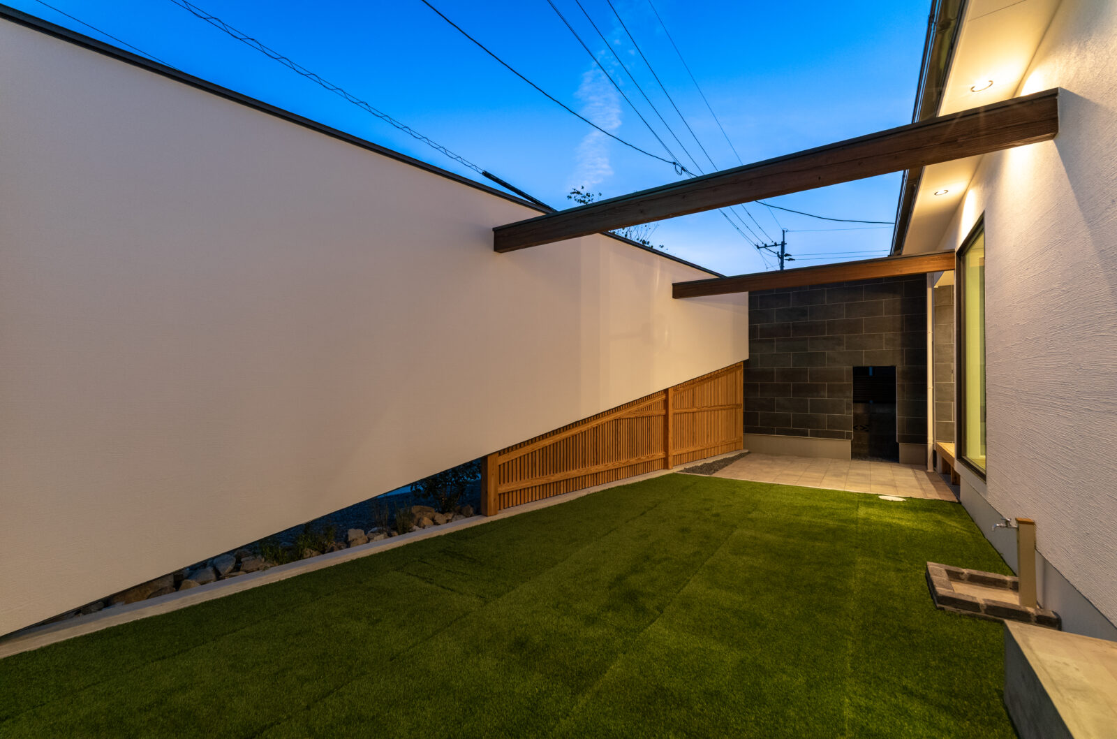 街の喧騒を美しく遮るコートハウス。光と緑に包まれるカーテンレスの平屋 写真