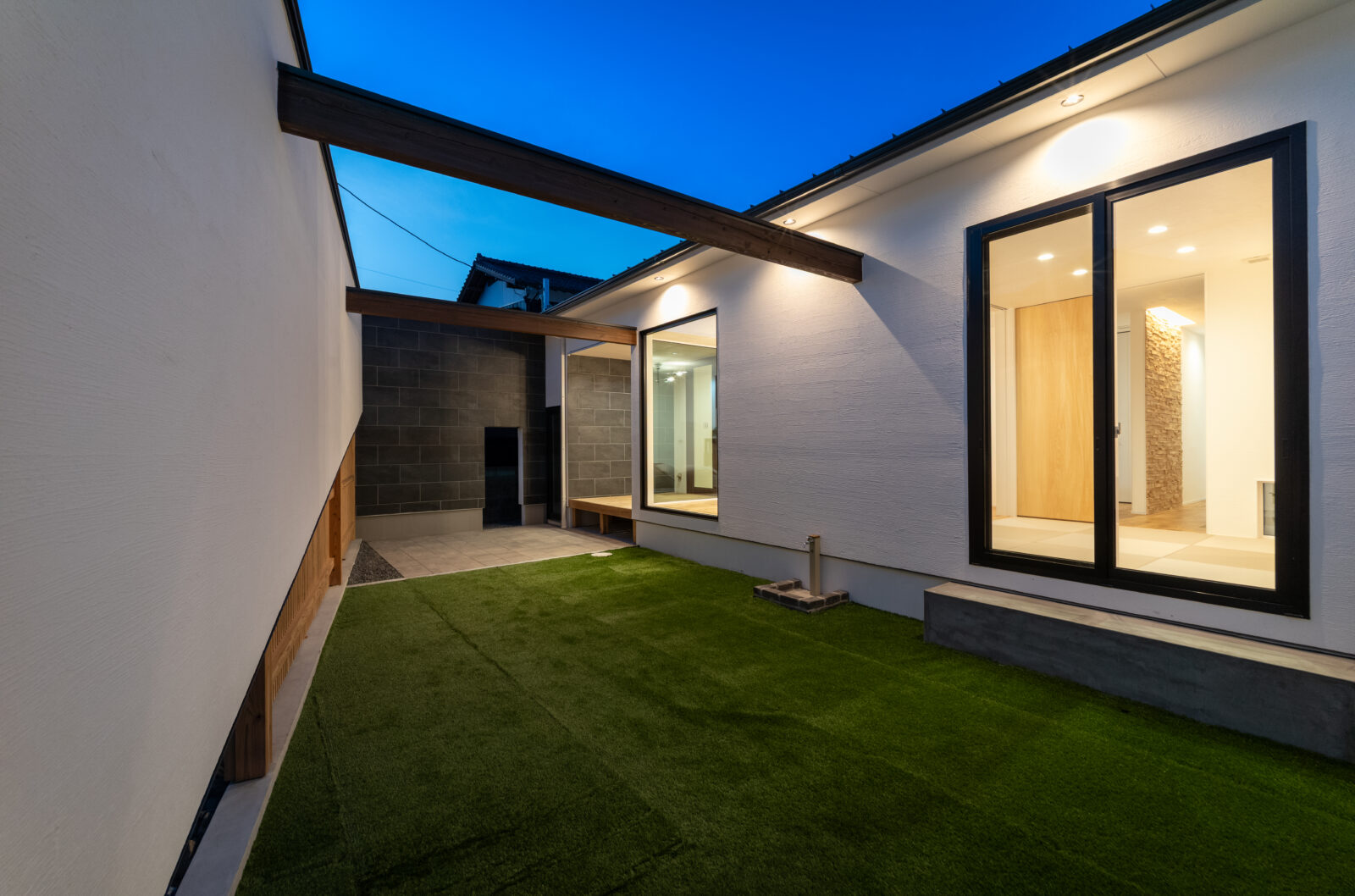 街の喧騒を美しく遮るコートハウス。光と緑に包まれるカーテンレスの平屋 写真