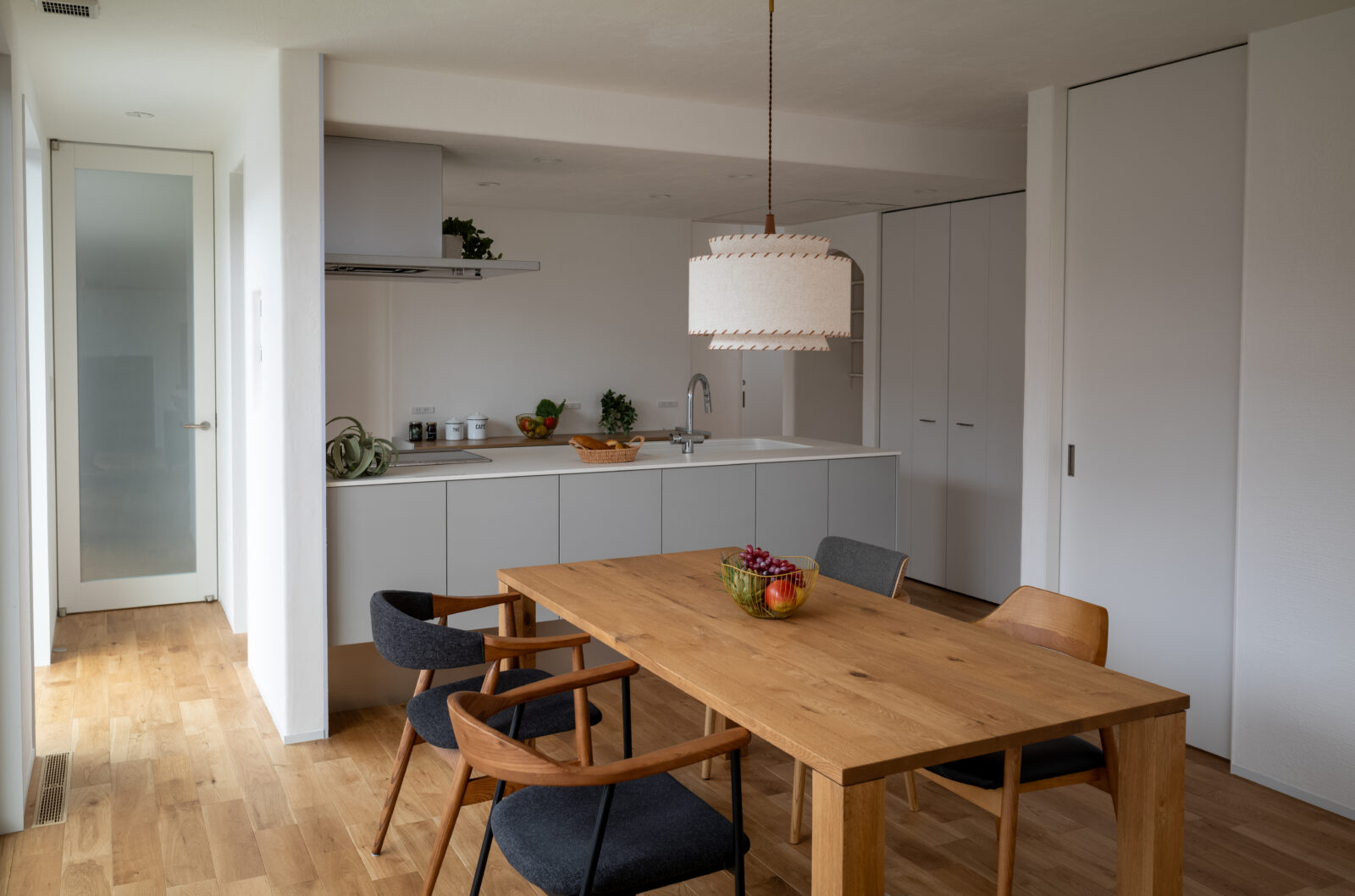 廊下をなくして、家族の空間をもっと豊かに。無駄のない「神動線」でゆったり暮らすミニマルな平屋 写真