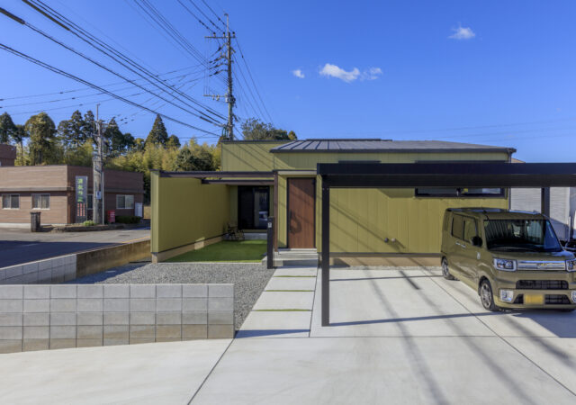 外へ閉ざし、内へ開く。美しき回遊動線と洗練された意匠が交差する秘密基地