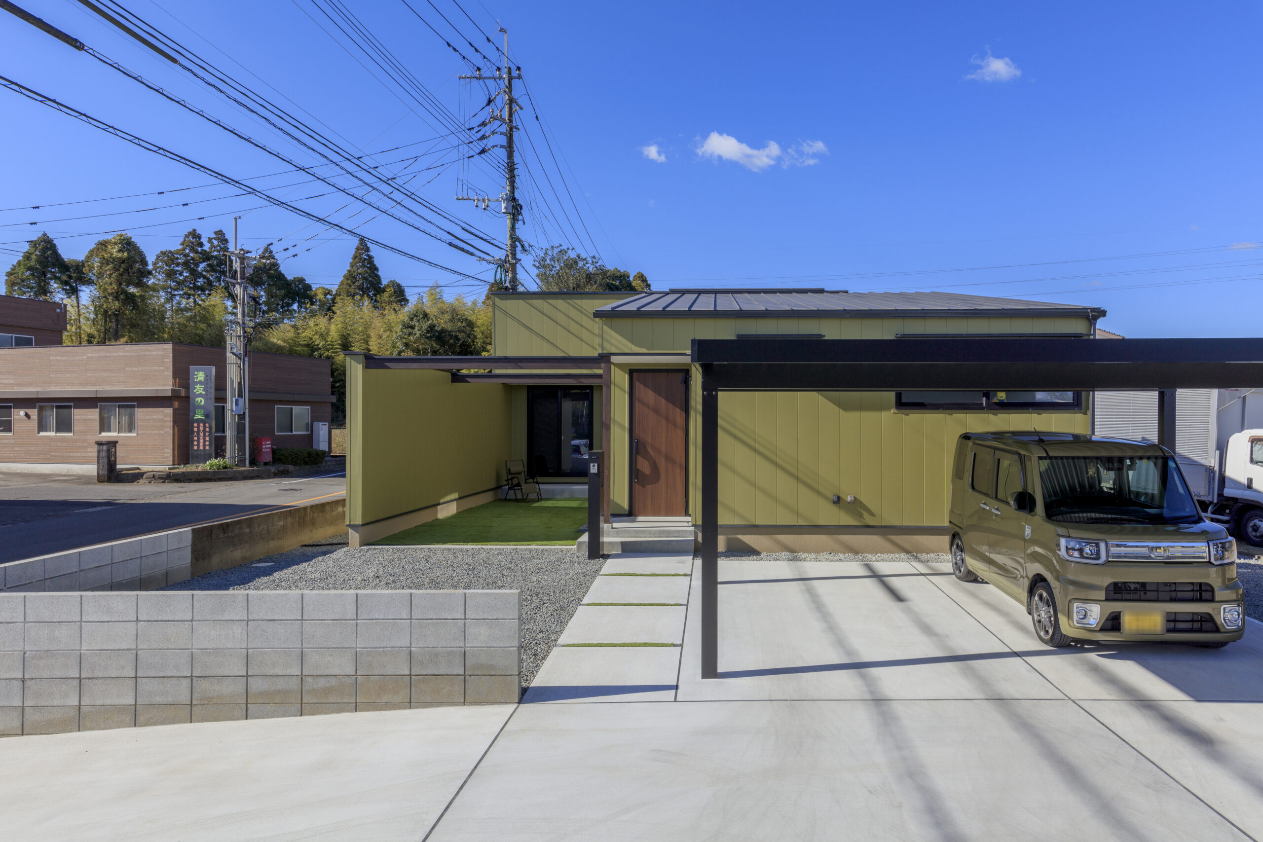 外へ閉ざし、内へ開く。美しき回遊動線と洗練された意匠が交差する秘密基地