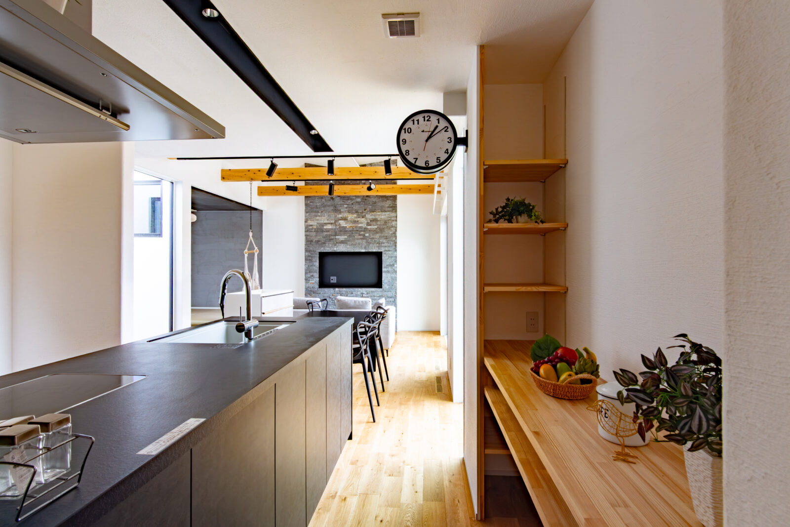 漆喰と無垢材に包まれる余白の空間。空に開かれた三角形のコートハウス 写真