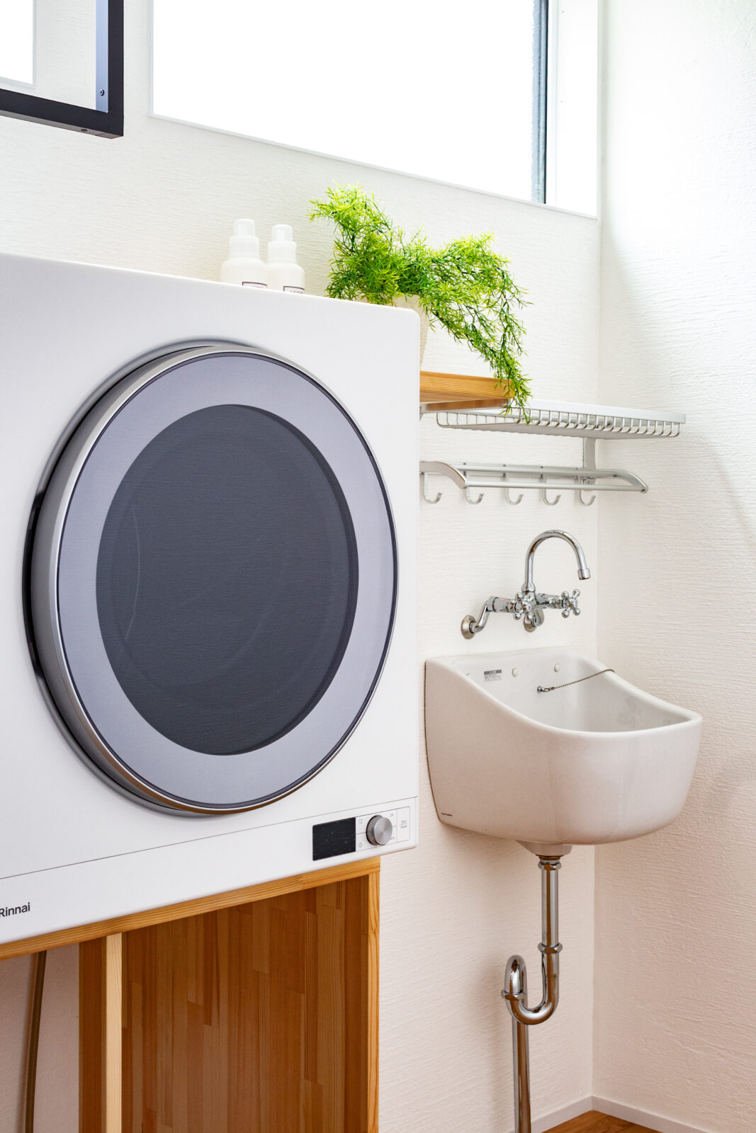 漆喰と無垢材に包まれる余白の空間。空に開かれた三角形のコートハウス 写真