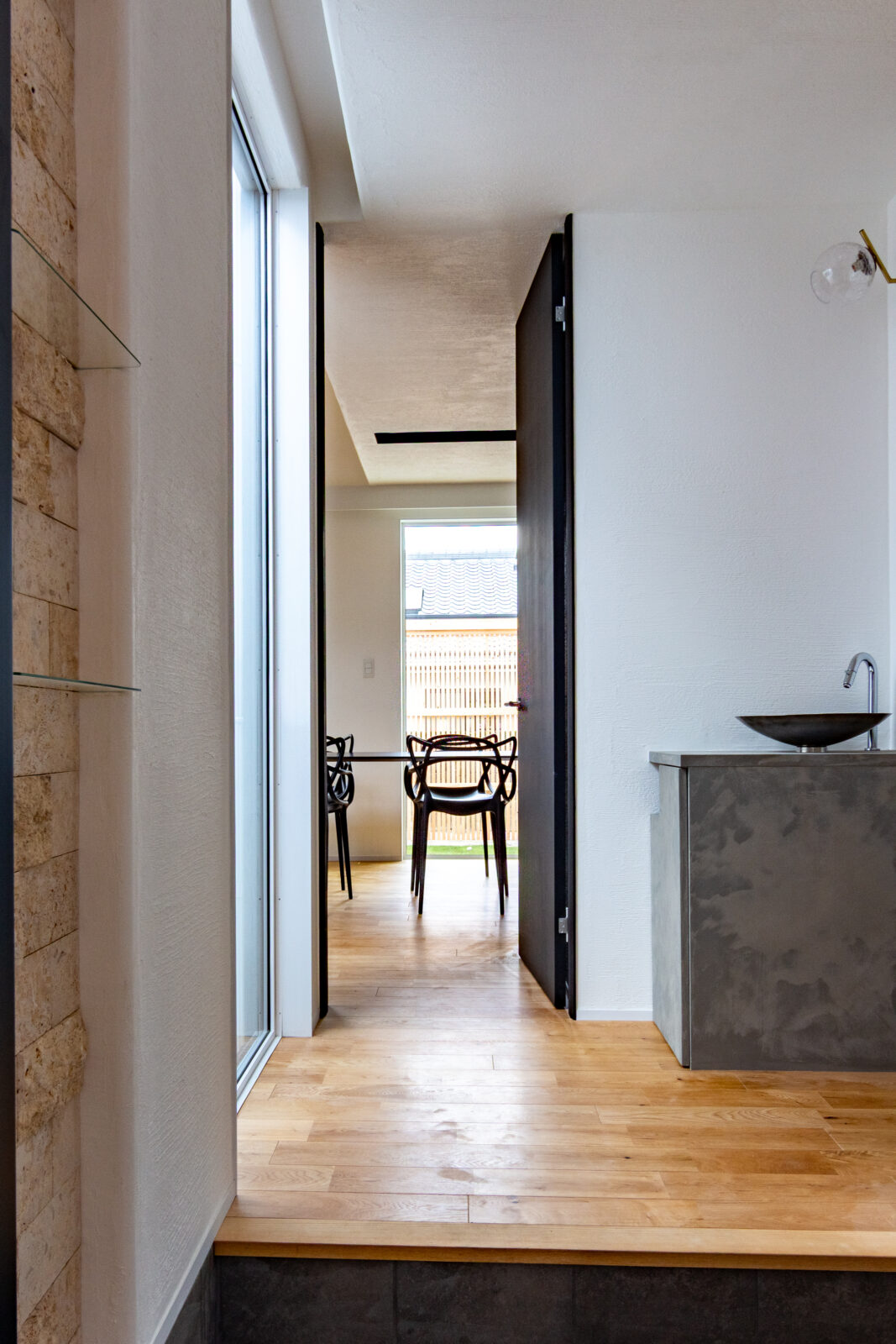 漆喰と無垢材に包まれる余白の空間。空に開かれた三角形のコートハウス 写真