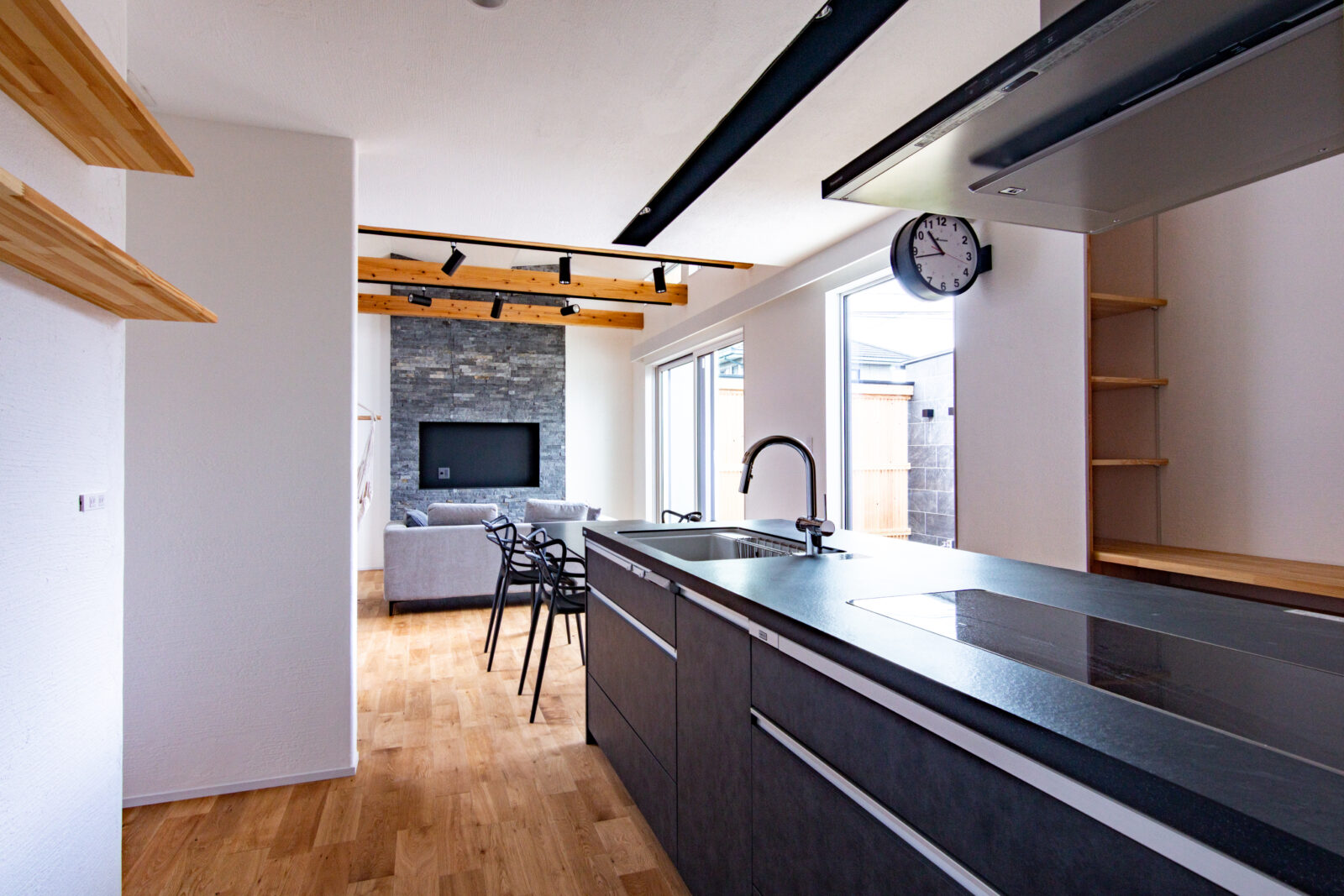 漆喰と無垢材に包まれる余白の空間。空に開かれた三角形のコートハウス 写真