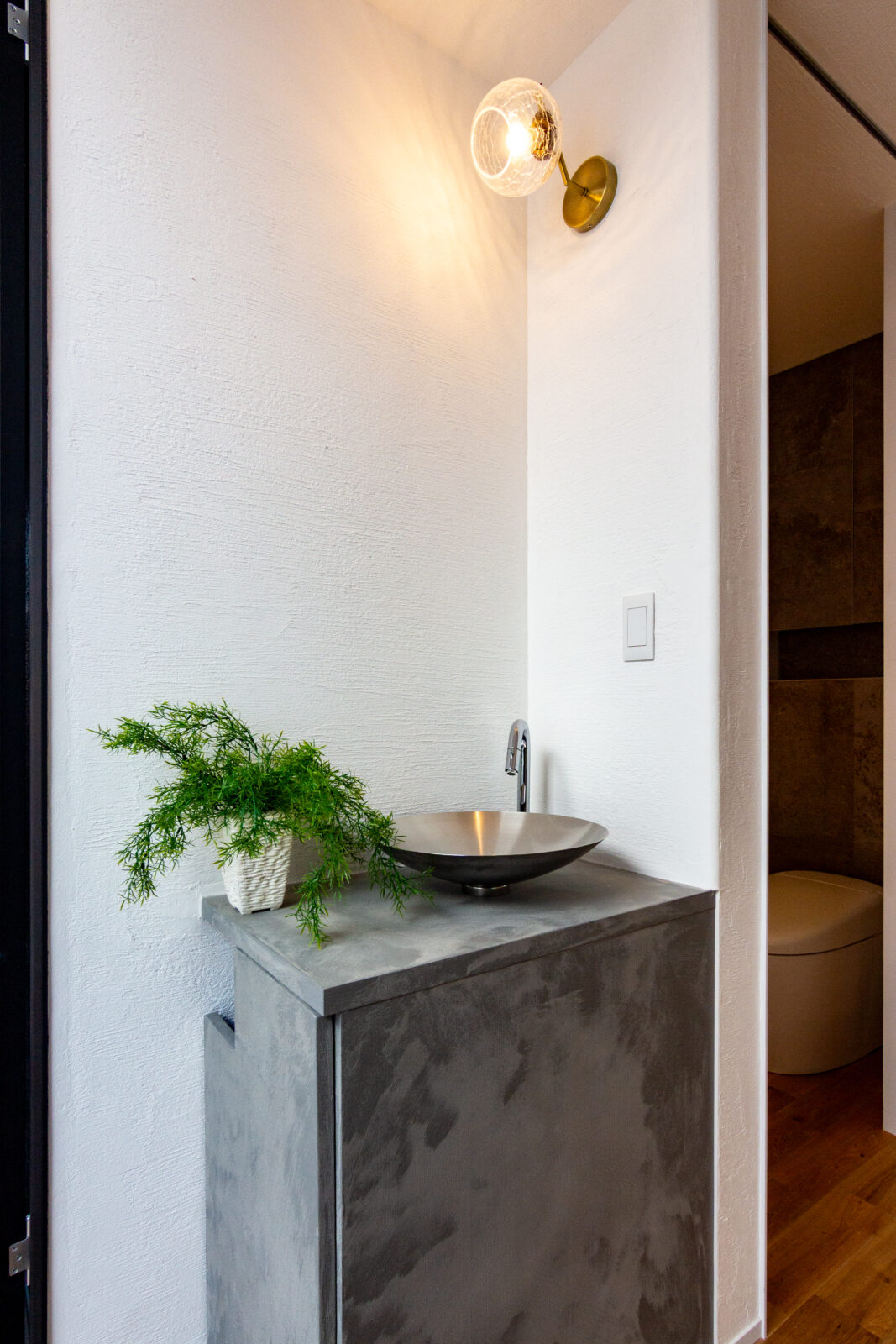 漆喰と無垢材に包まれる余白の空間。空に開かれた三角形のコートハウス 写真