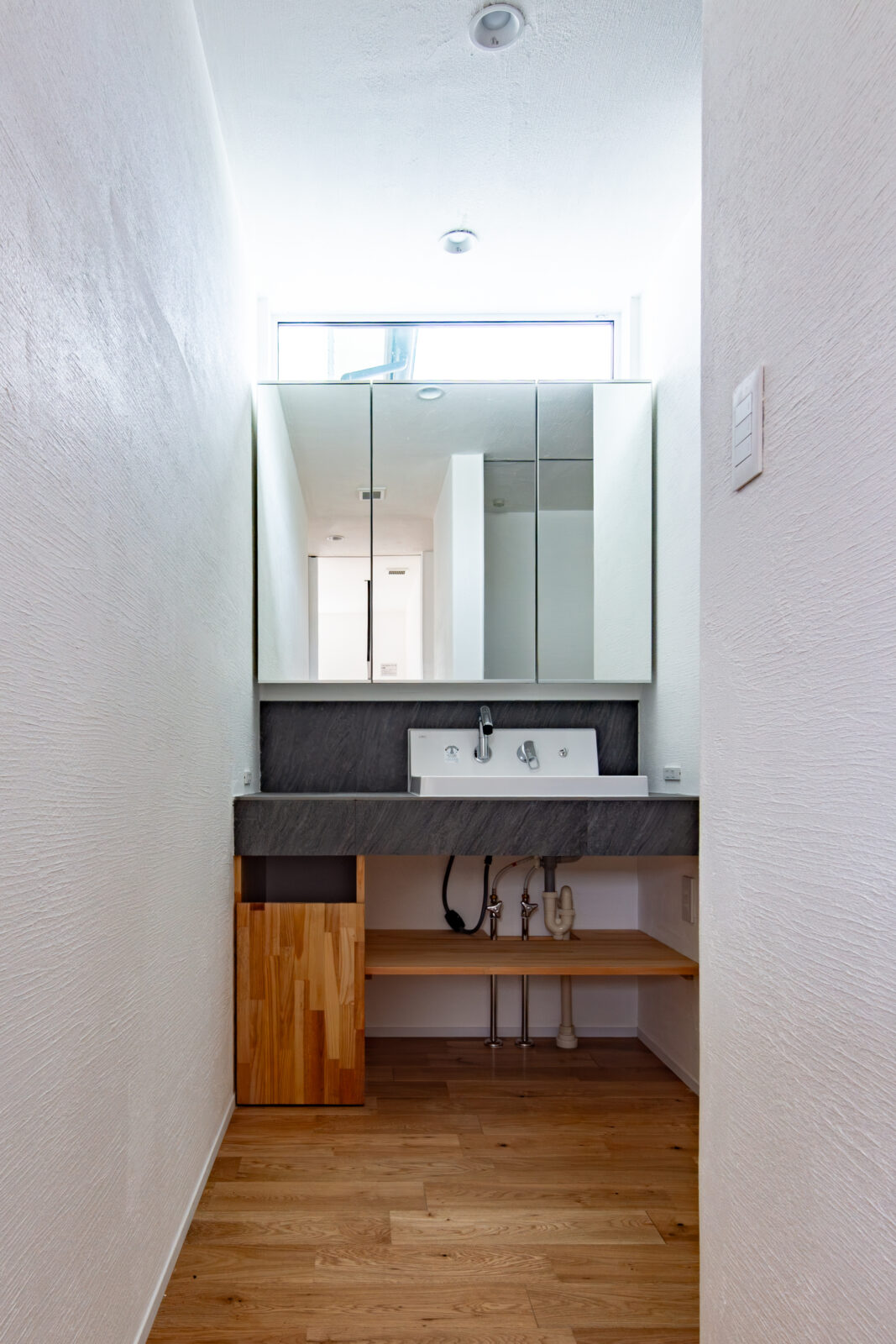 漆喰と無垢材に包まれる余白の空間。空に開かれた三角形のコートハウス 写真