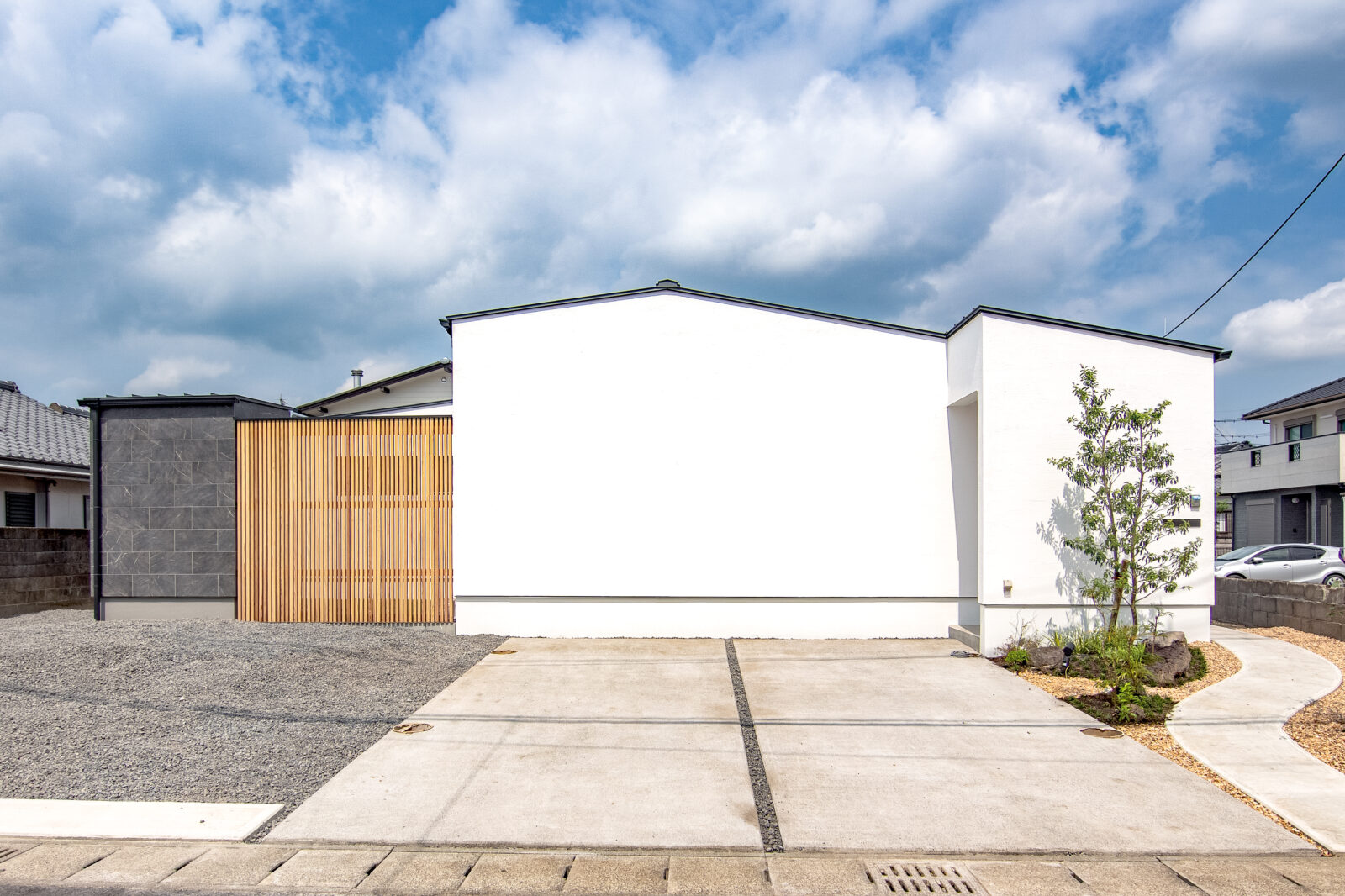 漆喰と無垢材に包まれる余白の空間。空に開かれた三角形のコートハウス 写真