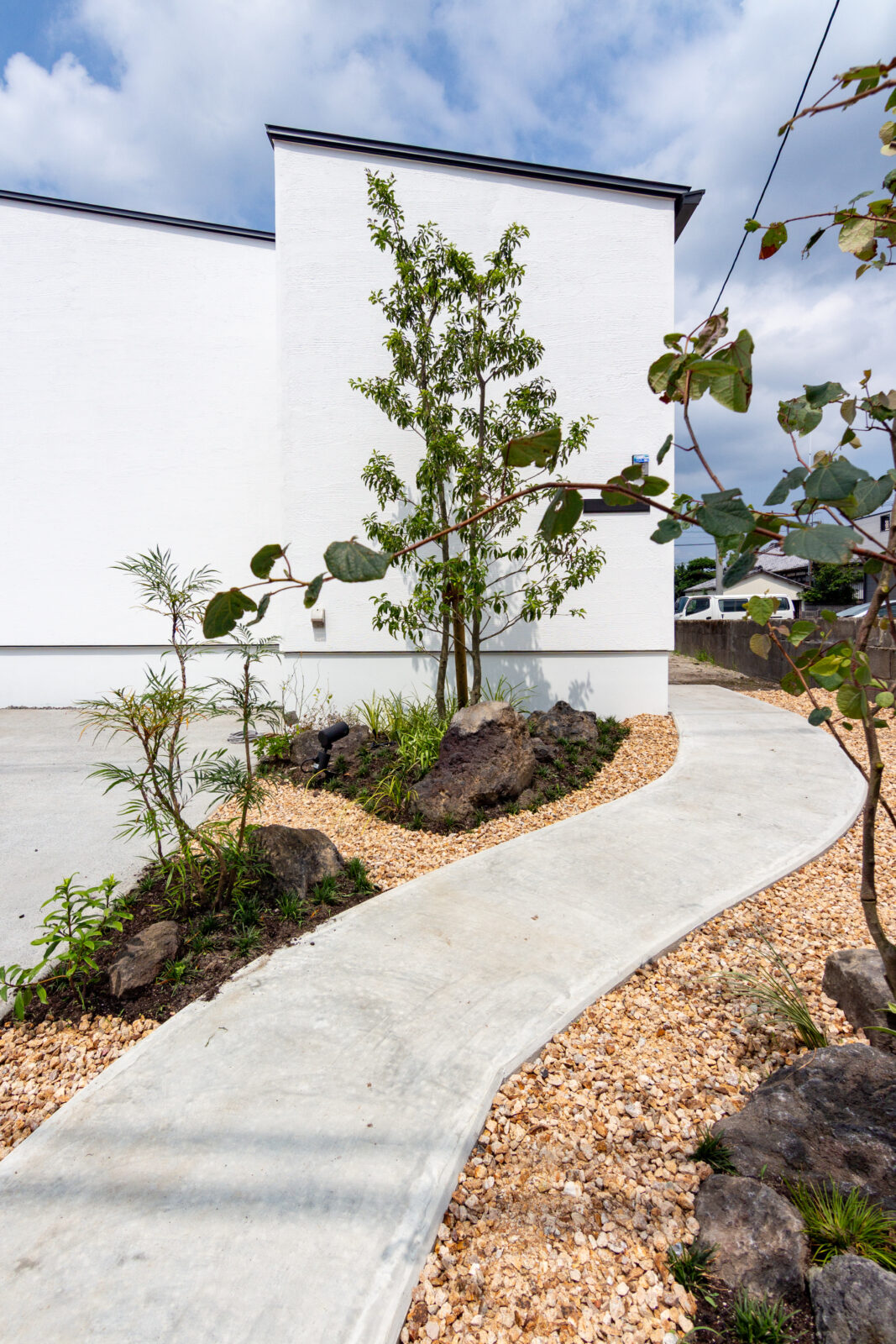 漆喰と無垢材に包まれる余白の空間。空に開かれた三角形のコートハウス 写真