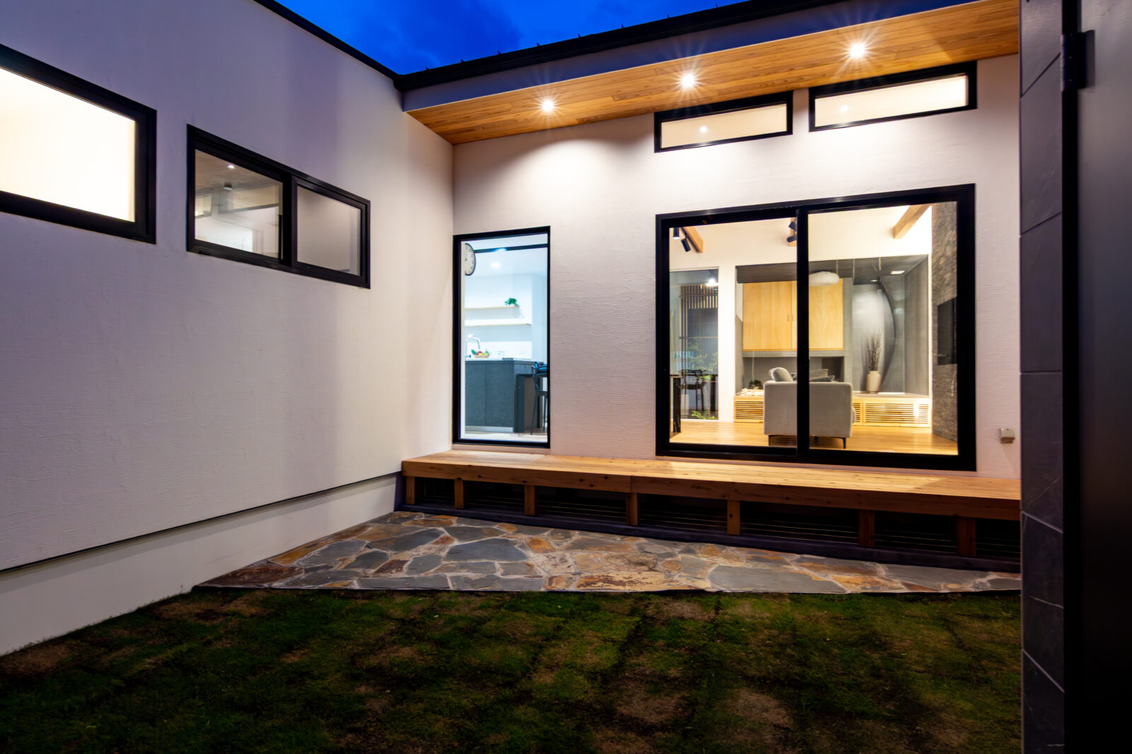 漆喰と無垢材に包まれる余白の空間。空に開かれた三角形のコートハウス 写真