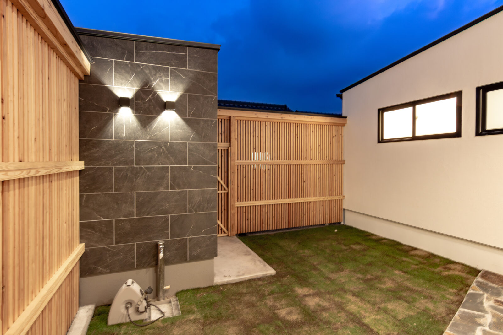 漆喰と無垢材に包まれる余白の空間。空に開かれた三角形のコートハウス 写真