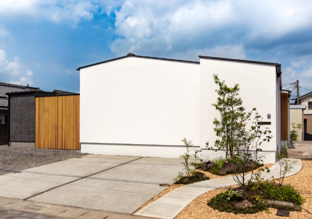 漆喰と無垢材に包まれる余白の空間。空に開かれた三角形のコートハウス