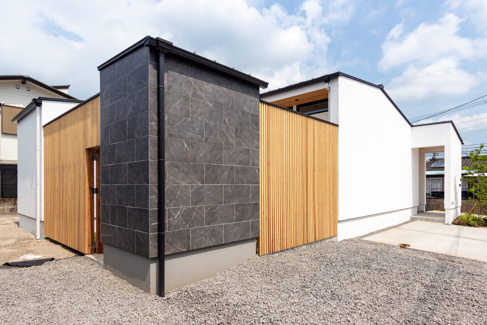 漆喰と無垢材に包まれる余白の空間。空に開かれた三角形のコートハウス 写真