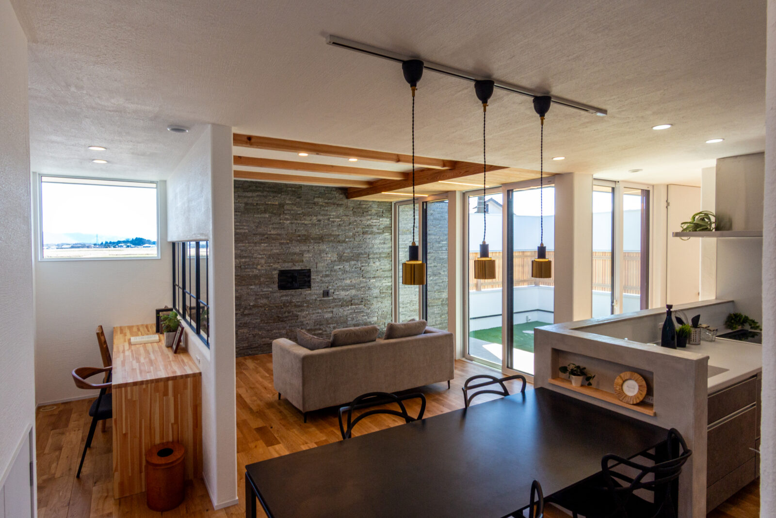 田園風景を絵画のように楽しむ特等席。内と外の境界をなくした、伸びやかな平屋暮らし 写真