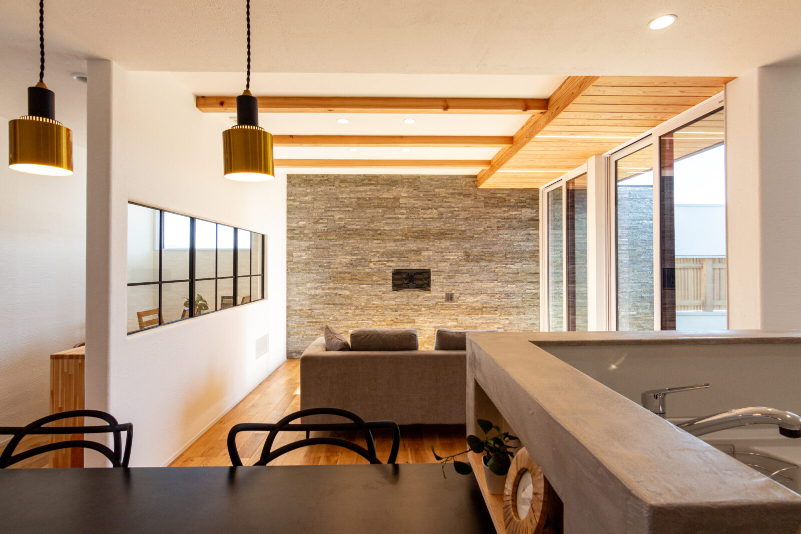 田園風景を絵画のように楽しむ特等席。内と外の境界をなくした、伸びやかな平屋暮らし 写真