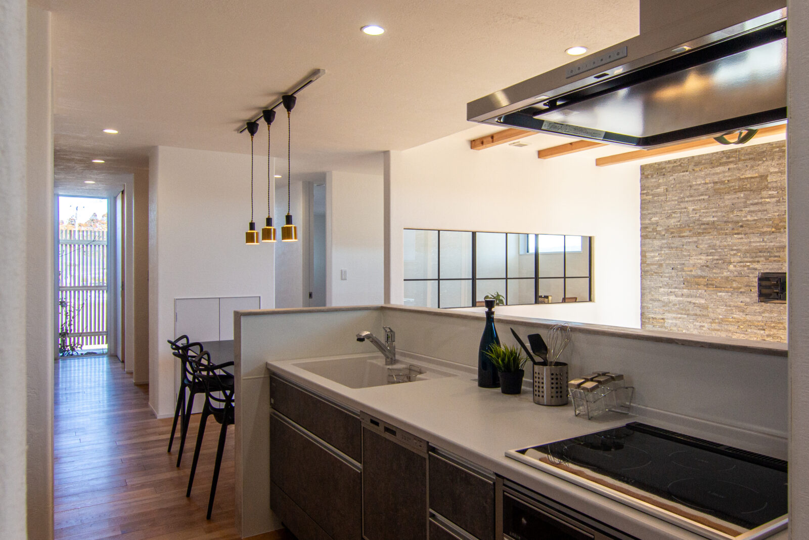 田園風景を絵画のように楽しむ特等席。内と外の境界をなくした、伸びやかな平屋暮らし 写真