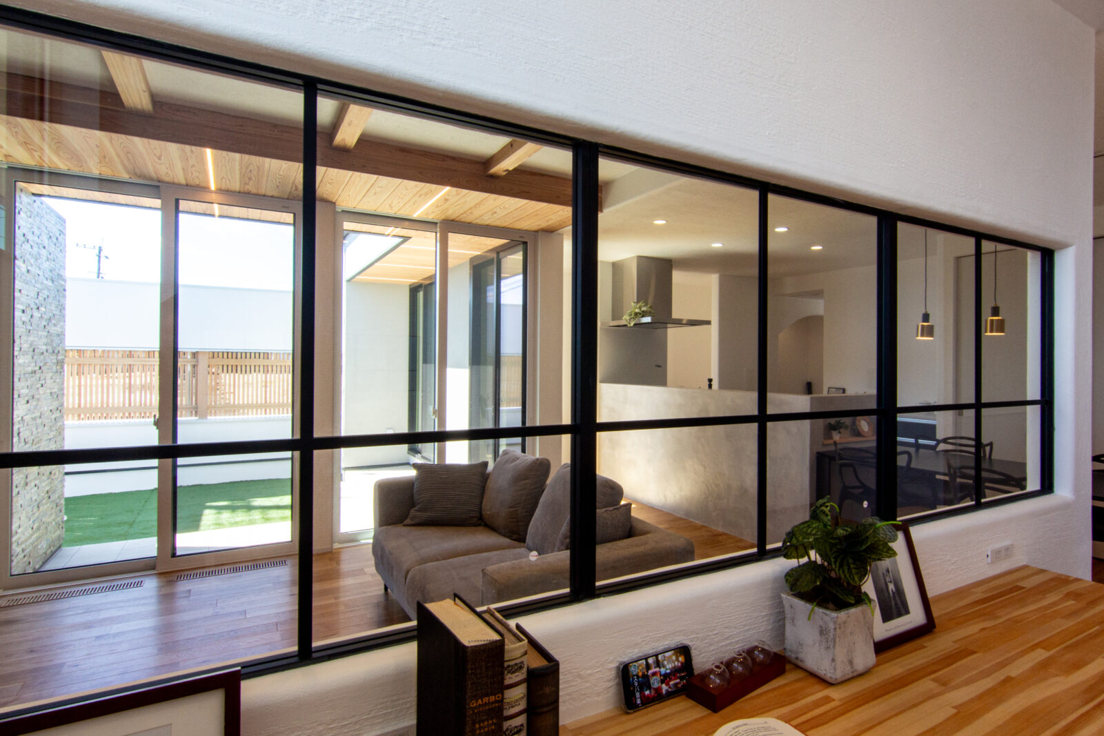 田園風景を絵画のように楽しむ特等席。内と外の境界をなくした、伸びやかな平屋暮らし 写真