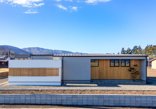 田園風景を絵画のように楽しむ特等席。内と外の境界をなくした、伸びやかな平屋暮らし