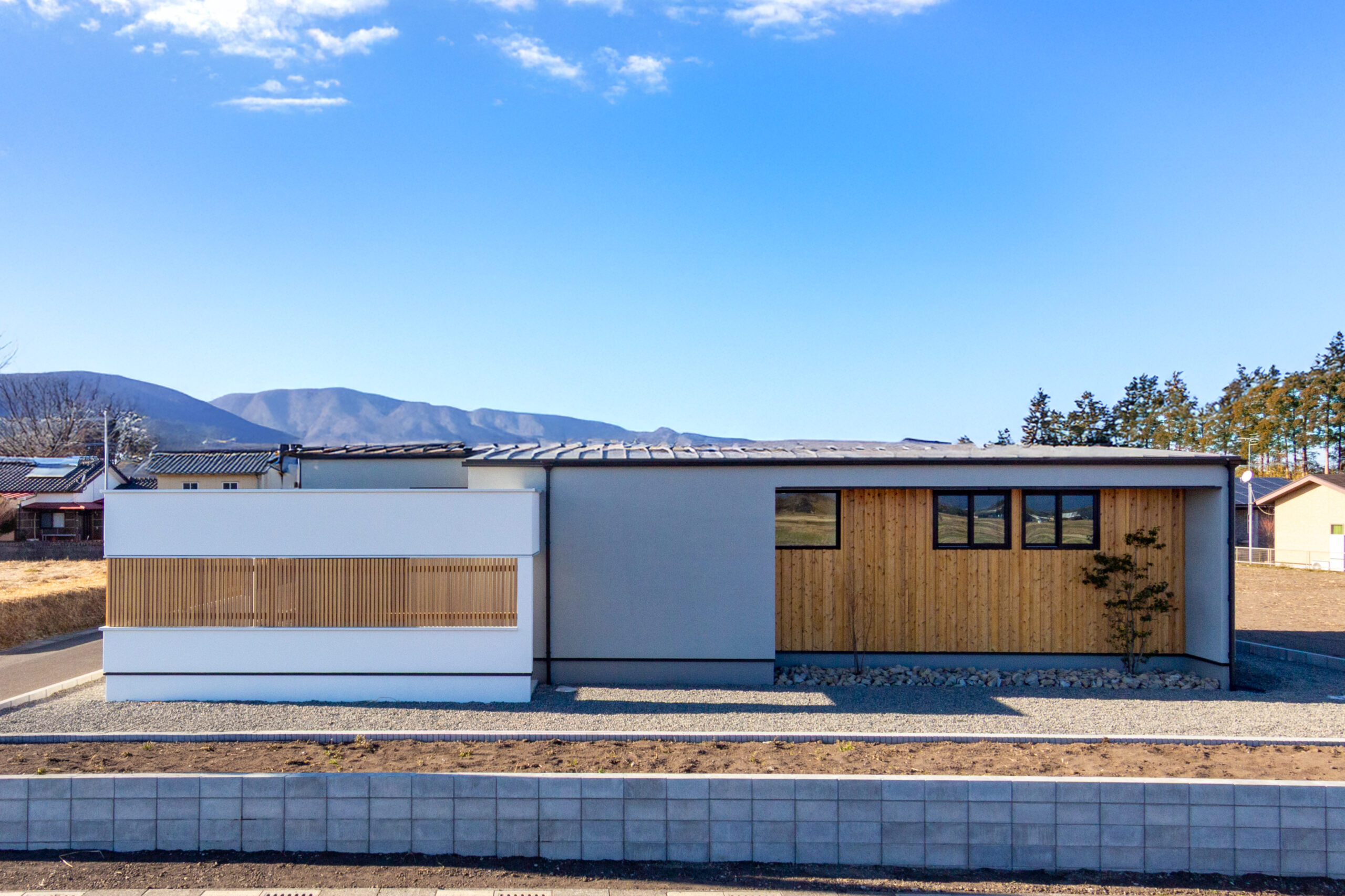 田園風景を絵画のように楽しむ特等席。内と外の境界をなくした、伸びやかな平屋暮らし