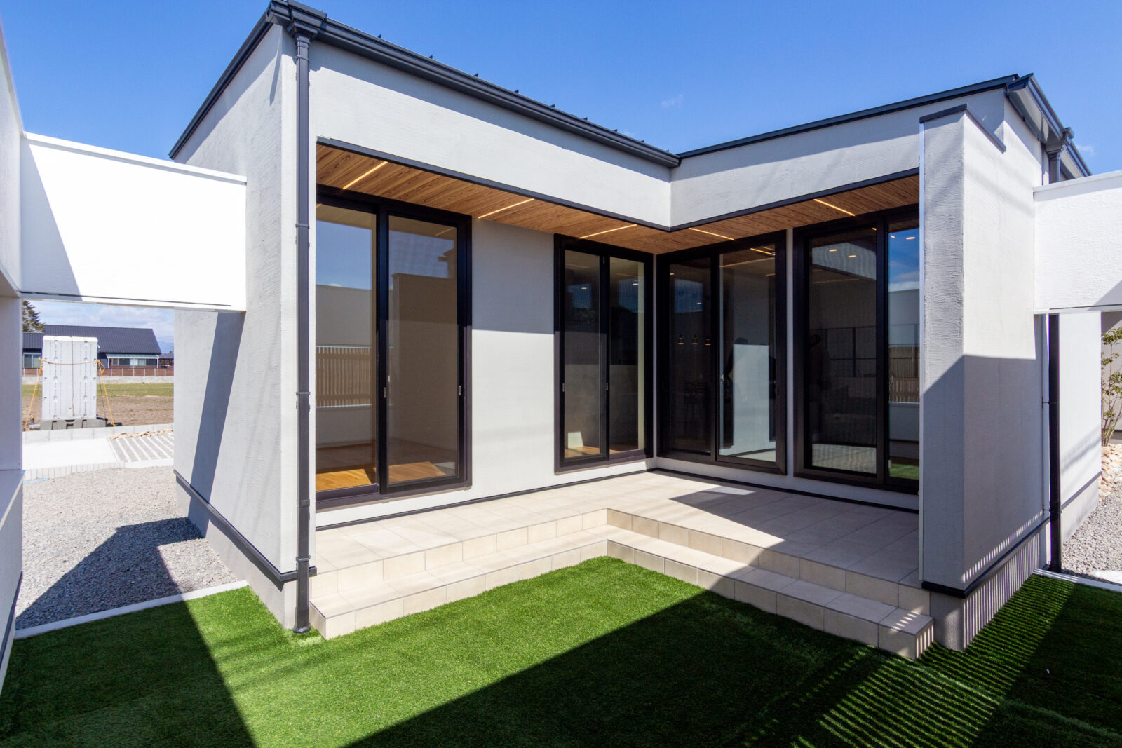 田園風景を絵画のように楽しむ特等席。内と外の境界をなくした、伸びやかな平屋暮らし 写真